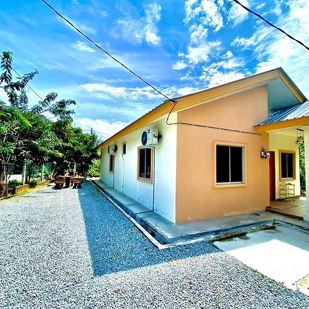Raees Homestay Kampong Tanjong Minyak Экстерьер фото